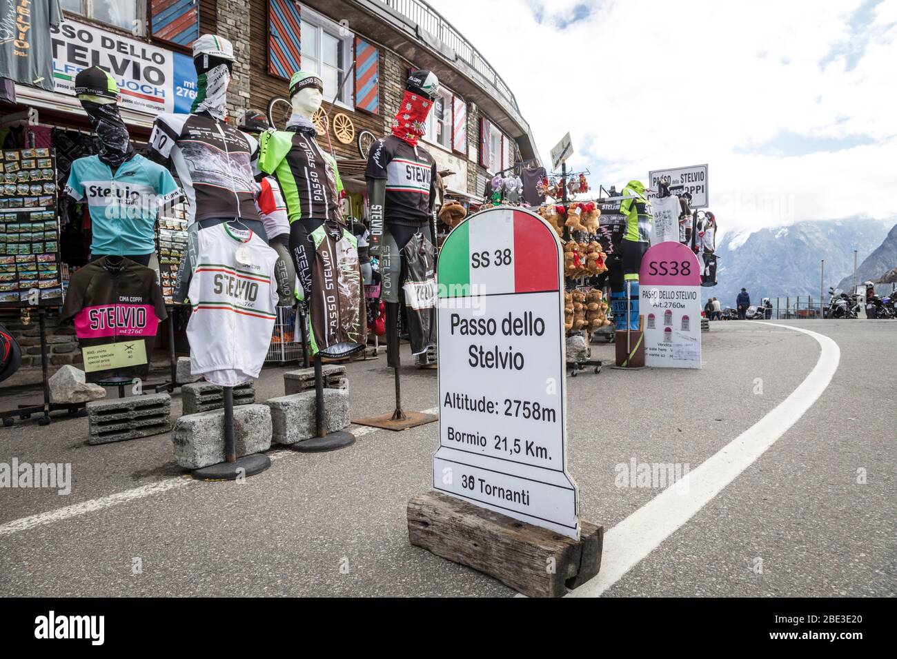 La cumbre del Passo dello Stelvio (Paso de Stelvio), Italia, con sus numerosas tiendas de souvenirs. Foto de stock