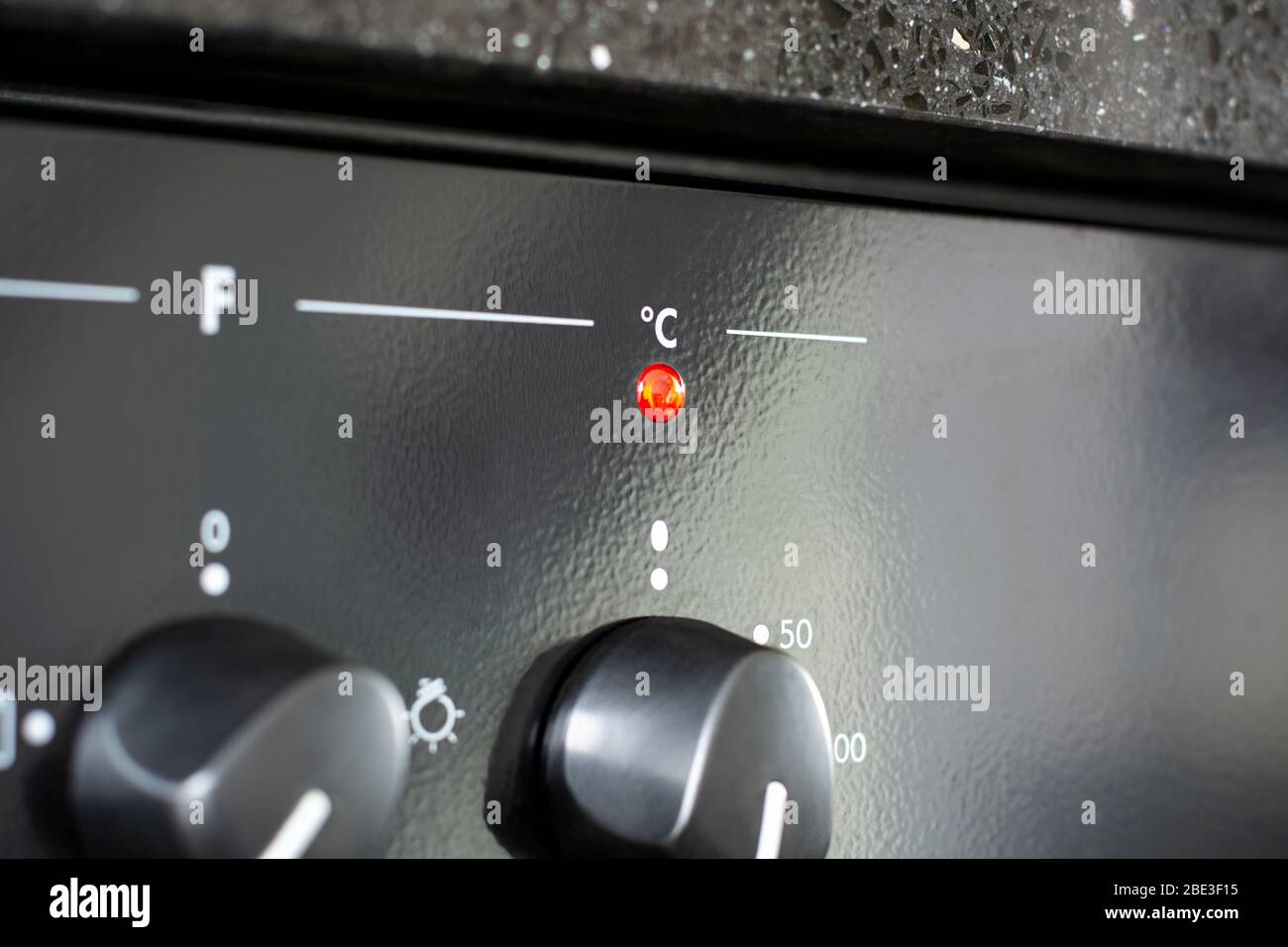 Celsius con luz indicadora roja. Calentar el horno en la cocina Fotografía  de stock - Alamy