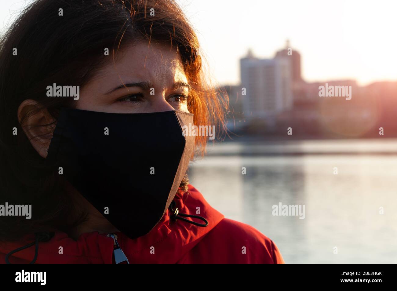 Retrato de una mujer con máscara negra hecha a mano. Cuarentena en 2020. Prevención del brote de coronavirus SARS-CoV-2 Foto de stock