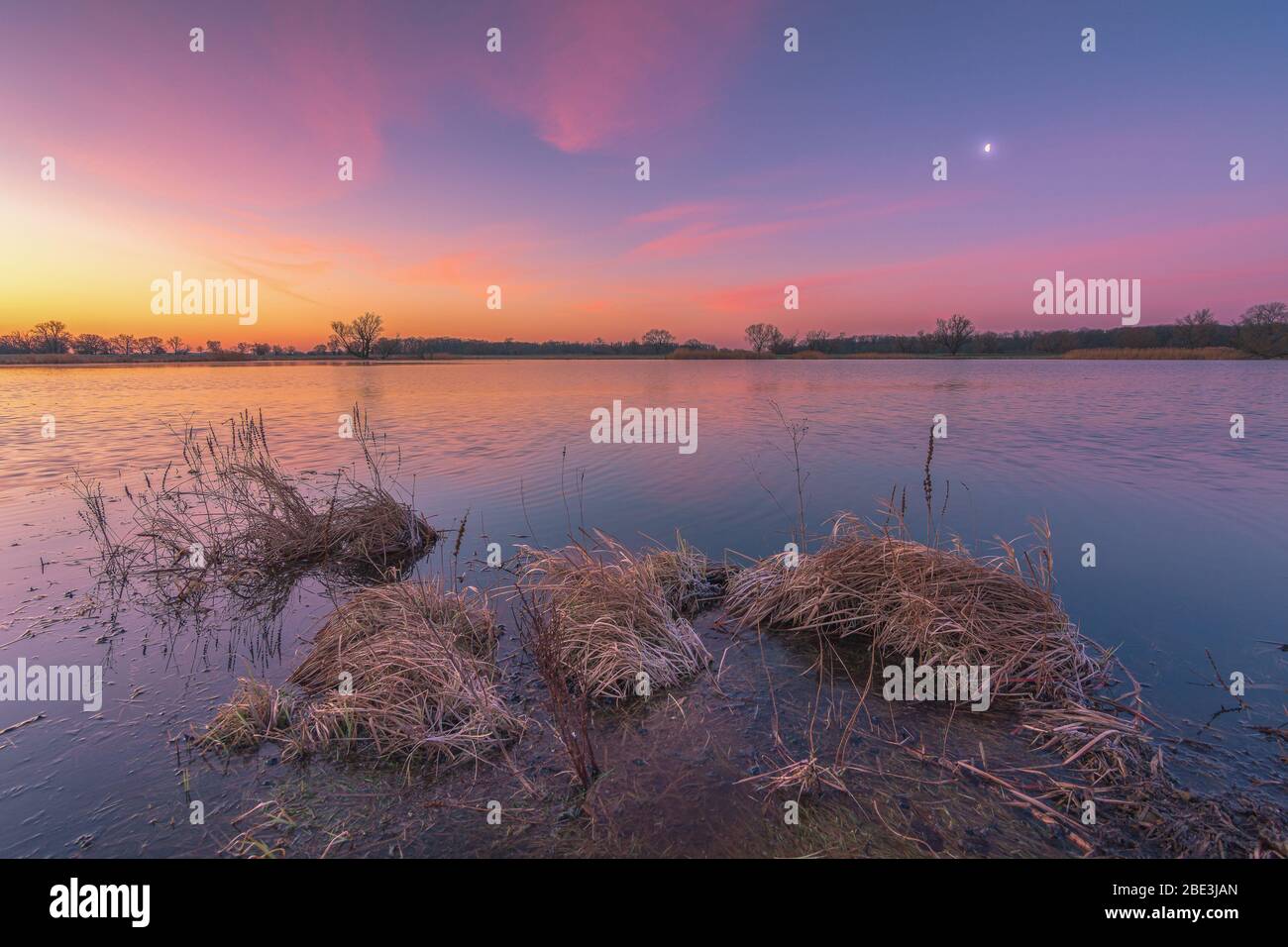 Suave amanecer en el lago wendel Foto de stock