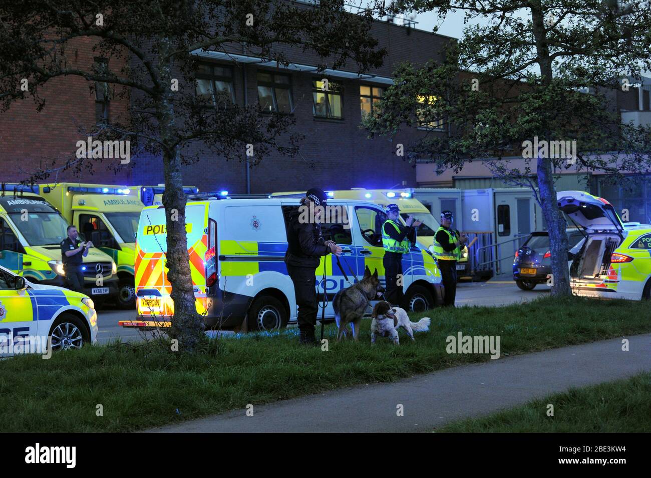 Tercer golpe para el NHS el jueves 9 de abril a las 20.00 h. La policía de Gloucestershire se unió a pacientes, miembros de trabajadores públicos y hospitalarios mientras se apalaban Foto de stock