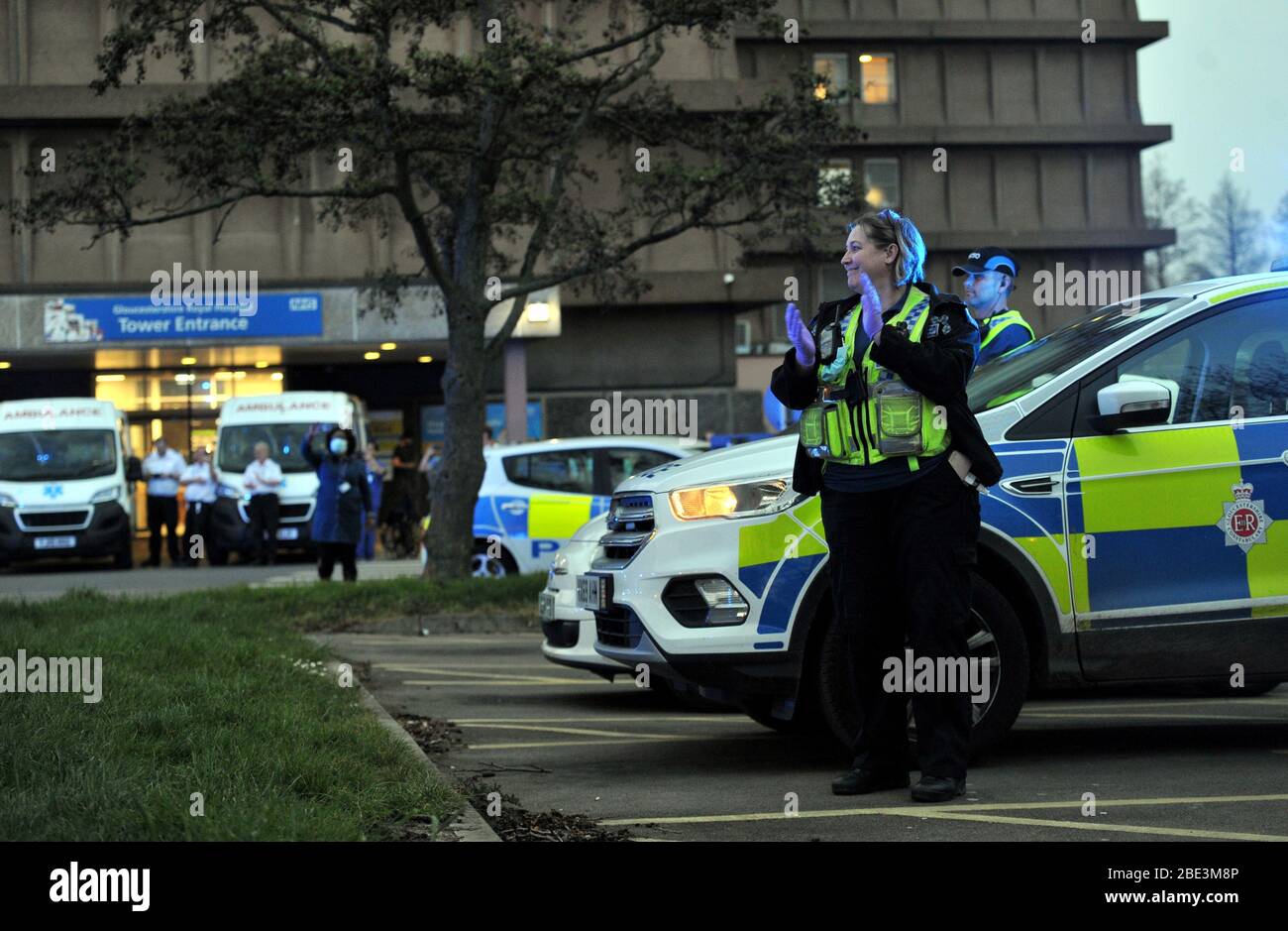 Tercer golpe para el NHS el jueves 9 de abril a las 20.00 h. La policía de Gloucestershire se unió a pacientes, miembros de trabajadores públicos y hospitalarios mientras se apalaban Foto de stock