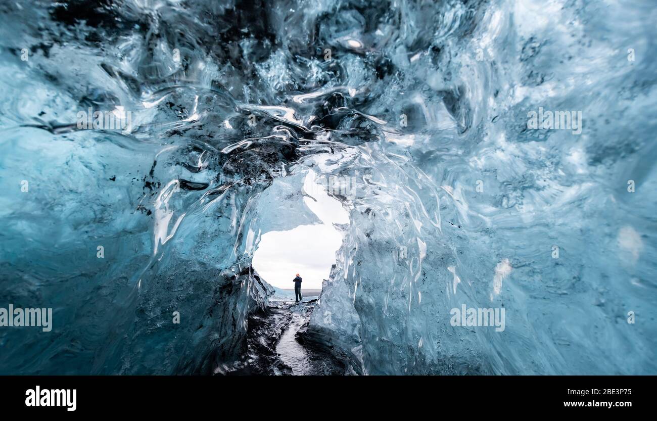 Dentro de una cueva de hielo glaciar en Islandia Foto de stock