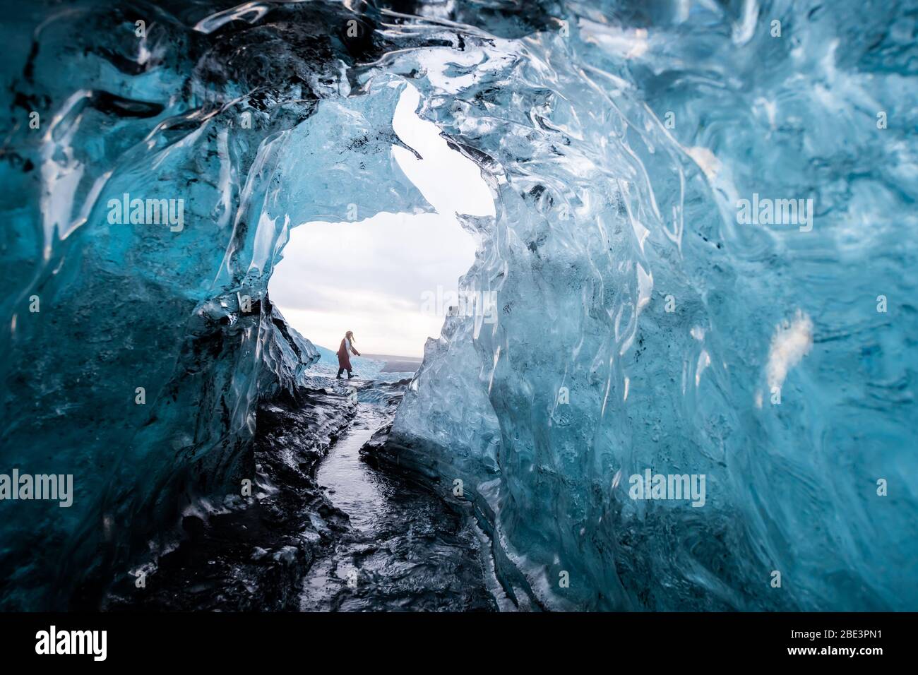Dentro de una cueva de hielo glaciar en Islandia Foto de stock