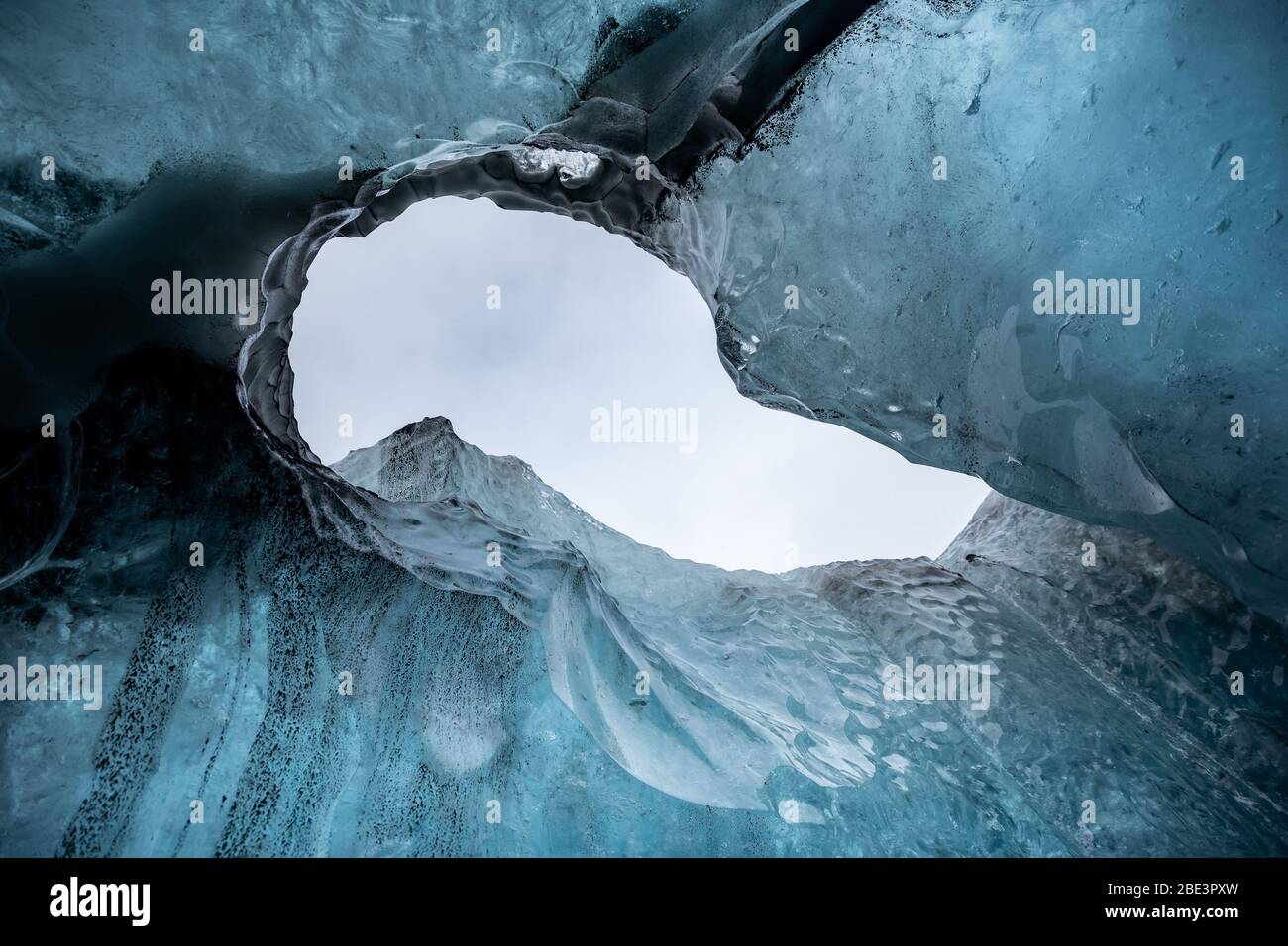 Dentro de una cueva de hielo glaciar en Islandia Foto de stock