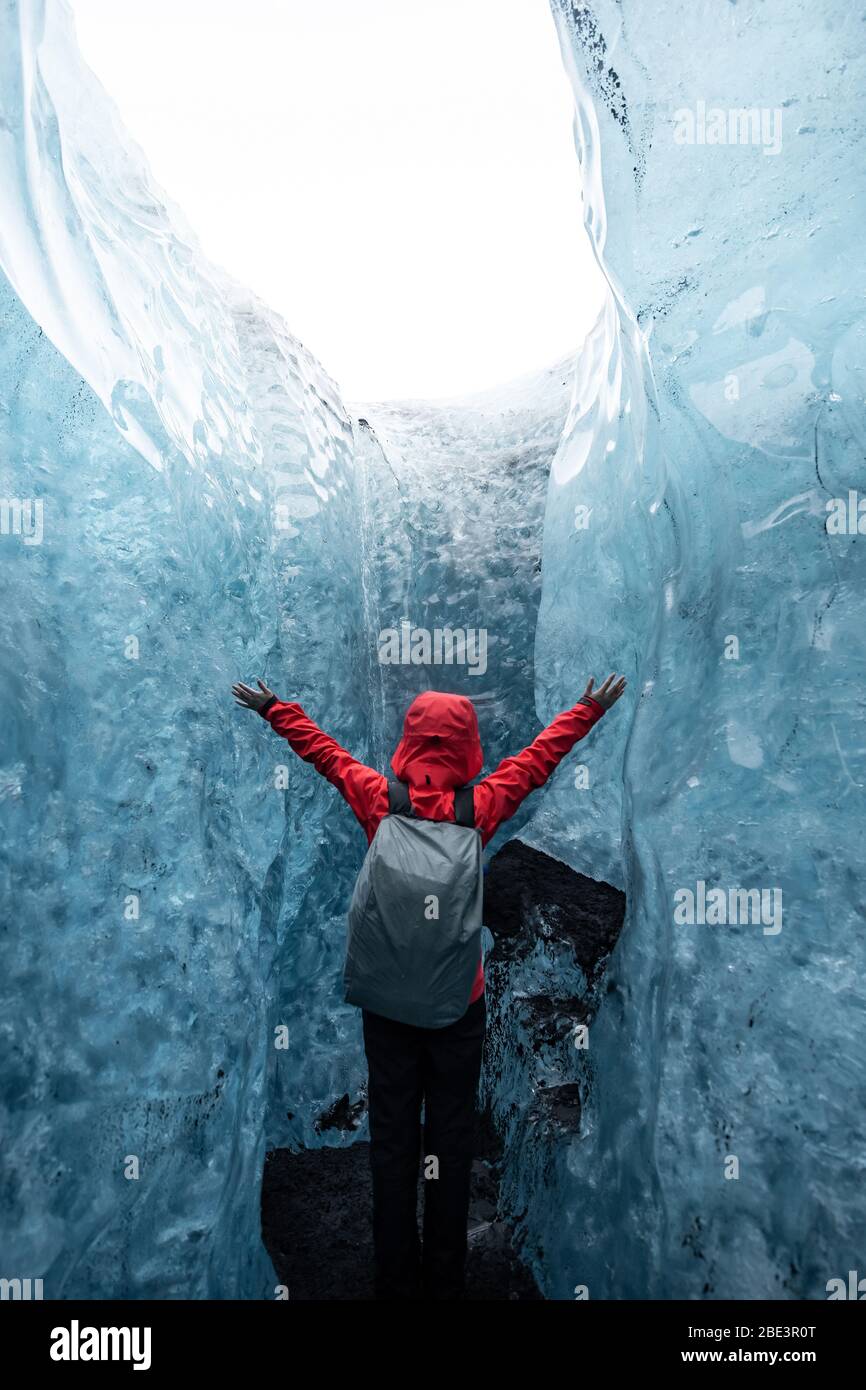 Dentro de una cueva de hielo glaciar en Islandia Foto de stock