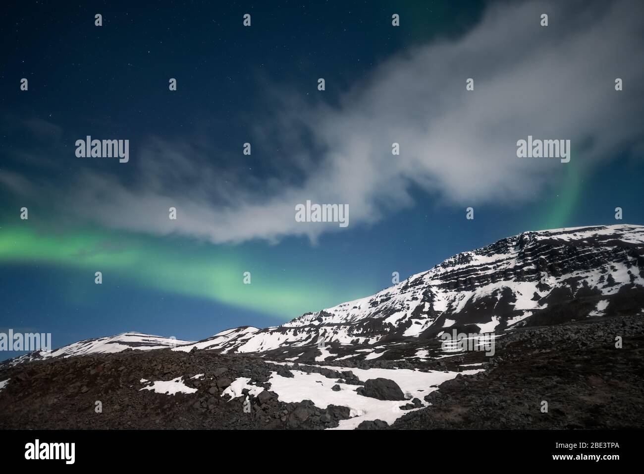 aurora boreal sobre las montañas Foto de stock