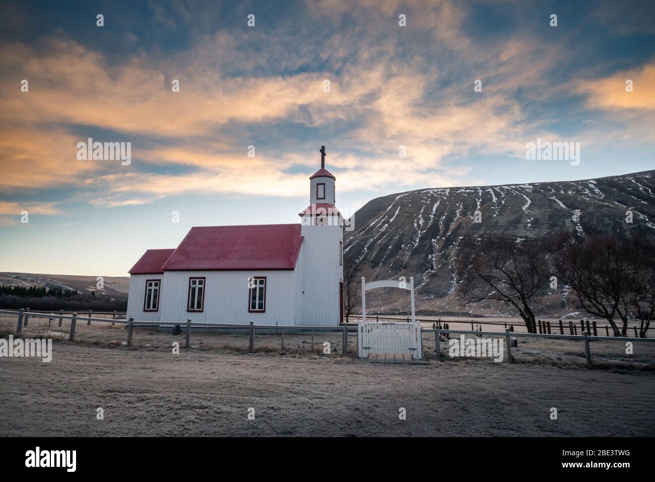 Hermosa pequeña iglesia roja en el norte de Islandia Foto de stock