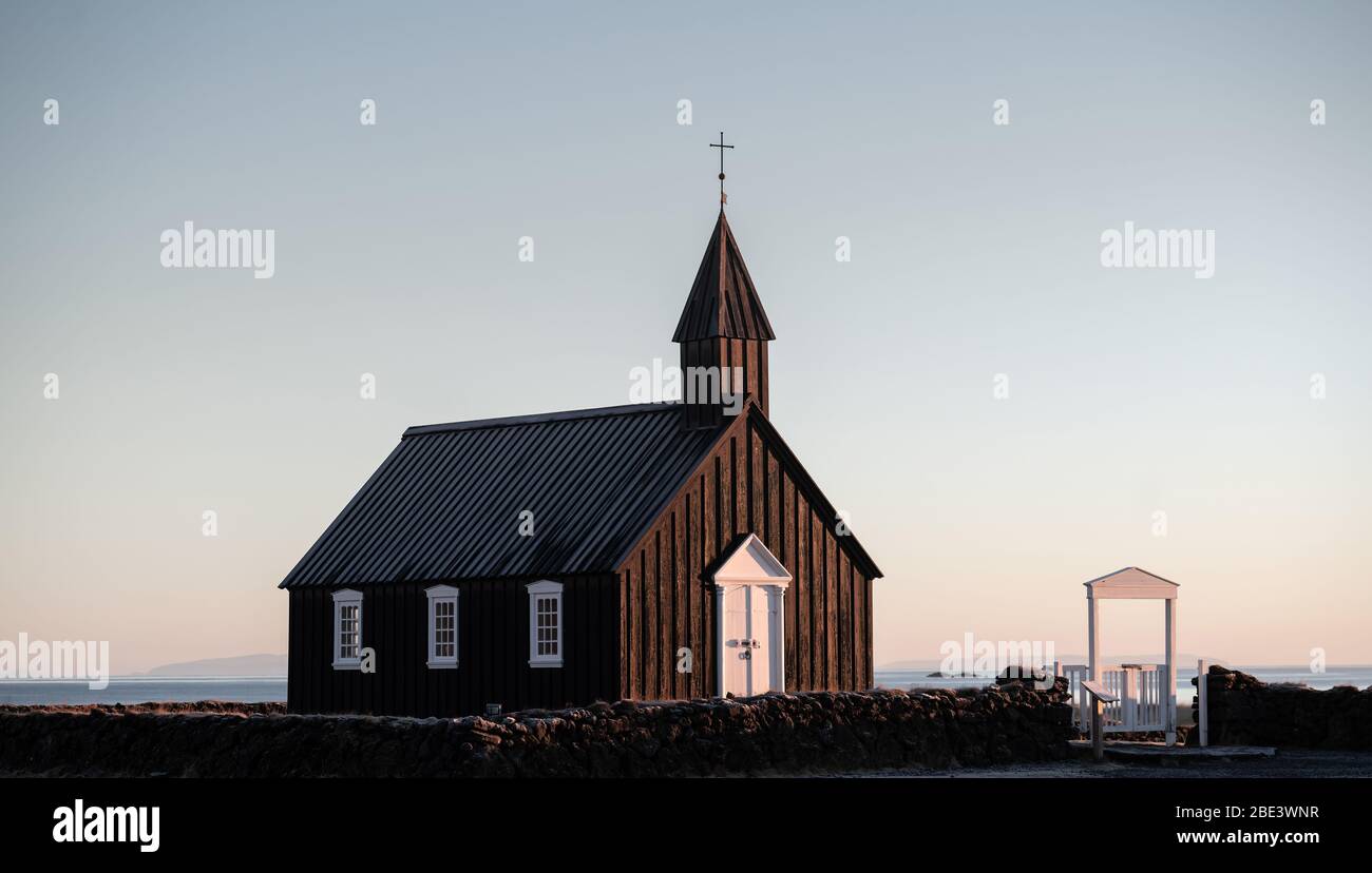 La iglesia Negra de Budir en Islandia Foto de stock