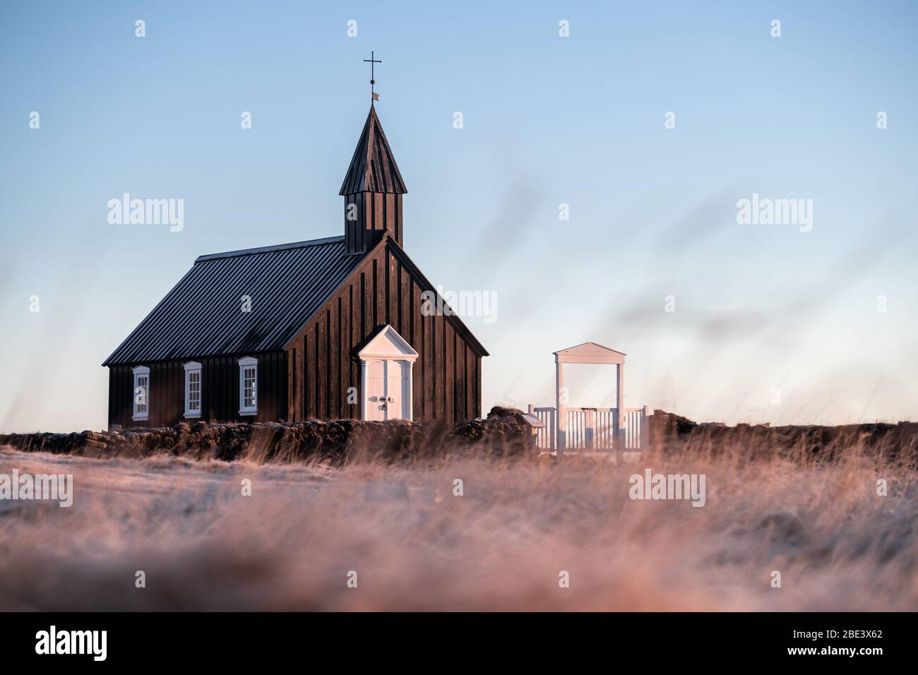 La iglesia Negra de Budir en Islandia Foto de stock