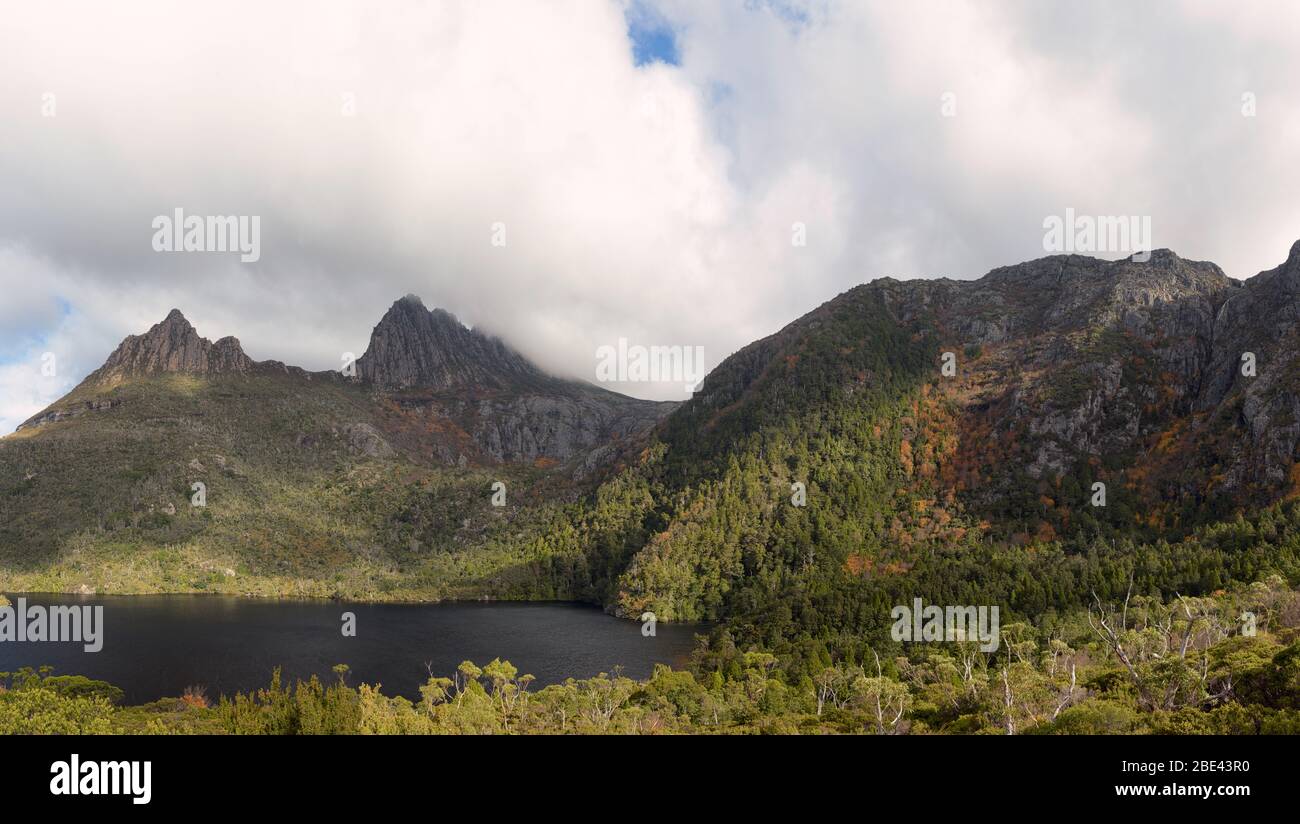 vista panorámica de un lago de montaña y la flora alpina en el Parque Nacional de Cradle Mountain Overland Track. Foto de stock