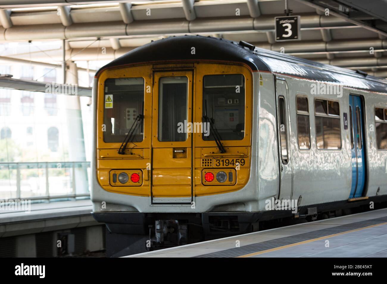 Un tren Thameslink clase 319 en la estación Blackfriars en Londres, Inglaterra, Reino Unido, en 2017. Los 319 trenes ya no están en uso. Foto de stock