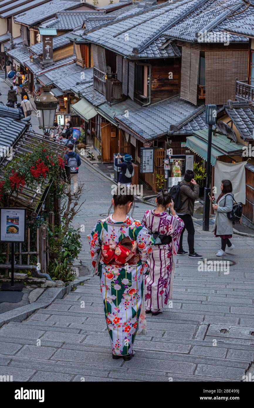 Mujeres jóvenes vestidas con yukatas, kimono de verano, Kyoto Japón Foto de stock
