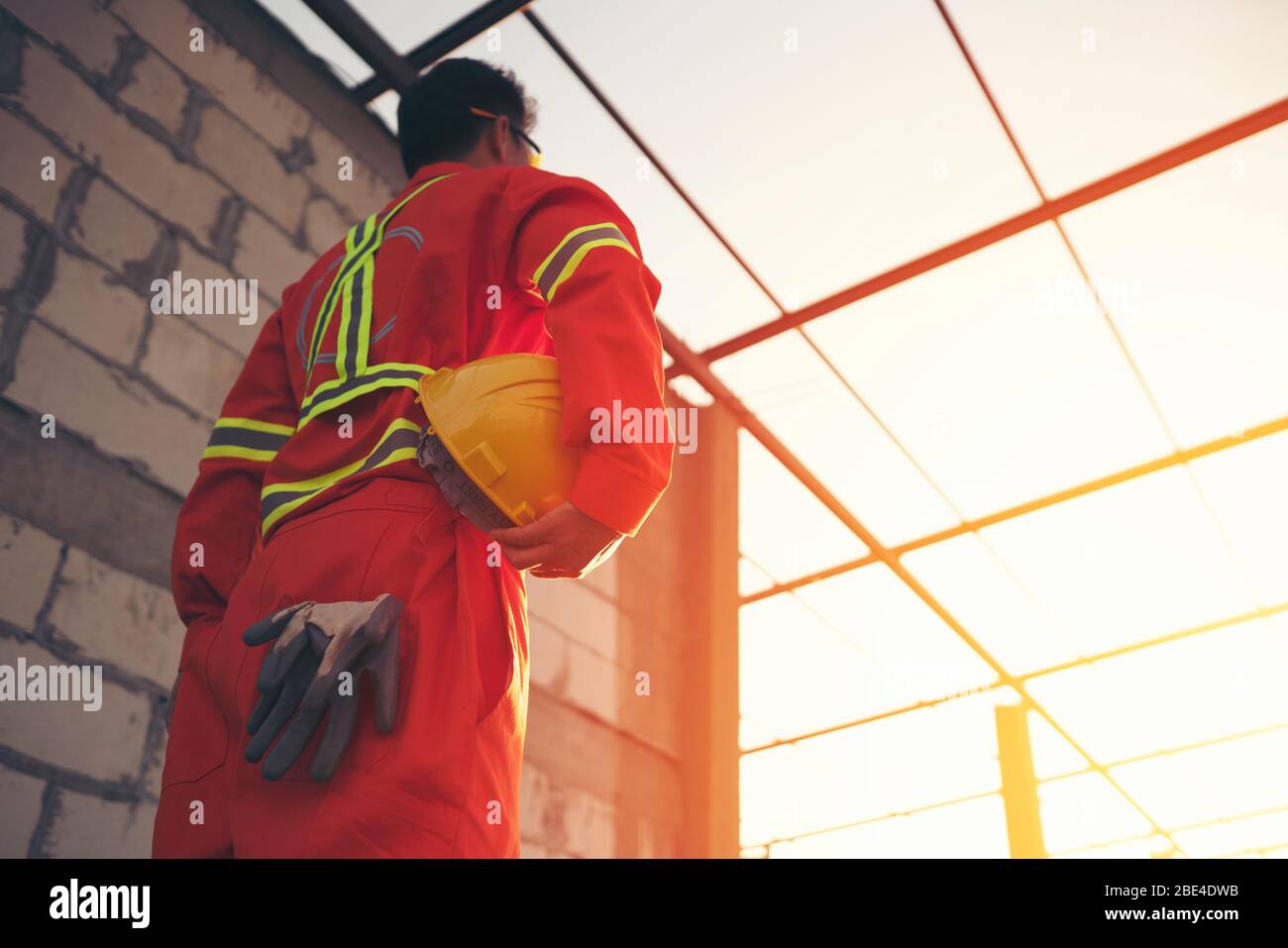 Ingeniero que sostiene el casco en el sitio de construcción Foto de stock