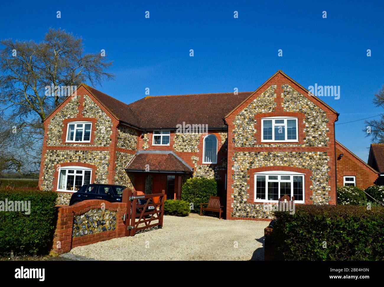 Bonita casa de piedra y ladrillo en el pueblo rural de Great Kimble, Buckinghamshire, Reino Unido Foto de stock