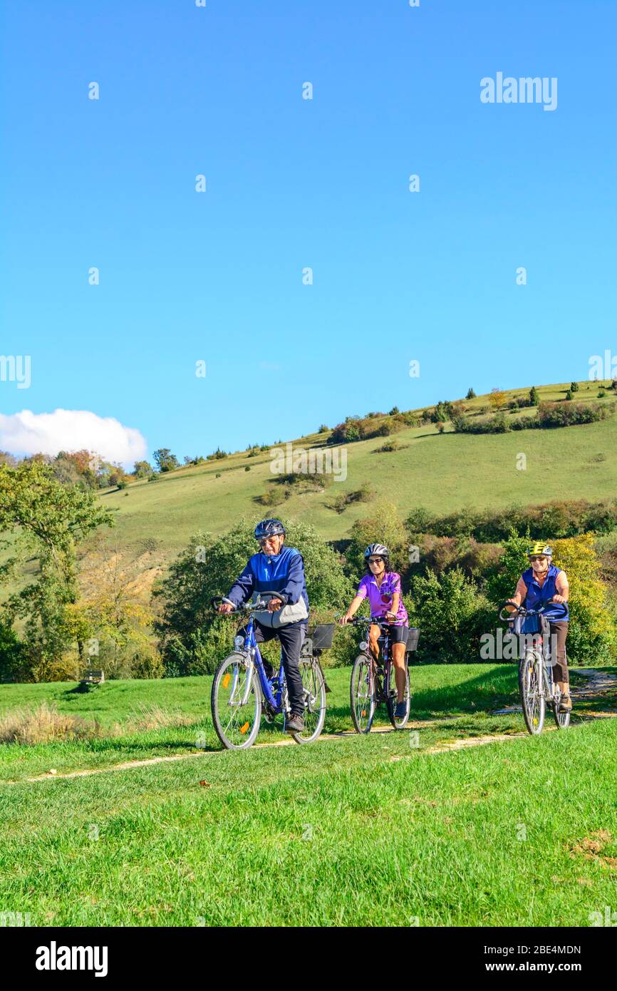 Grupo Senior haciendo un tour de ciclismo en la naturaleza hermosa en el sur de Alemania Foto de stock