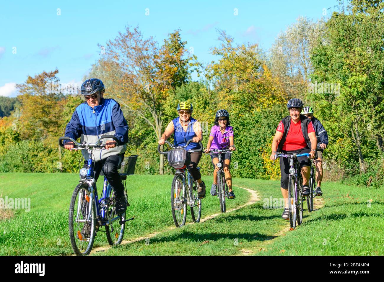 Grupo Senior haciendo un tour de ciclismo en la naturaleza hermosa en el sur de Alemania Foto de stock