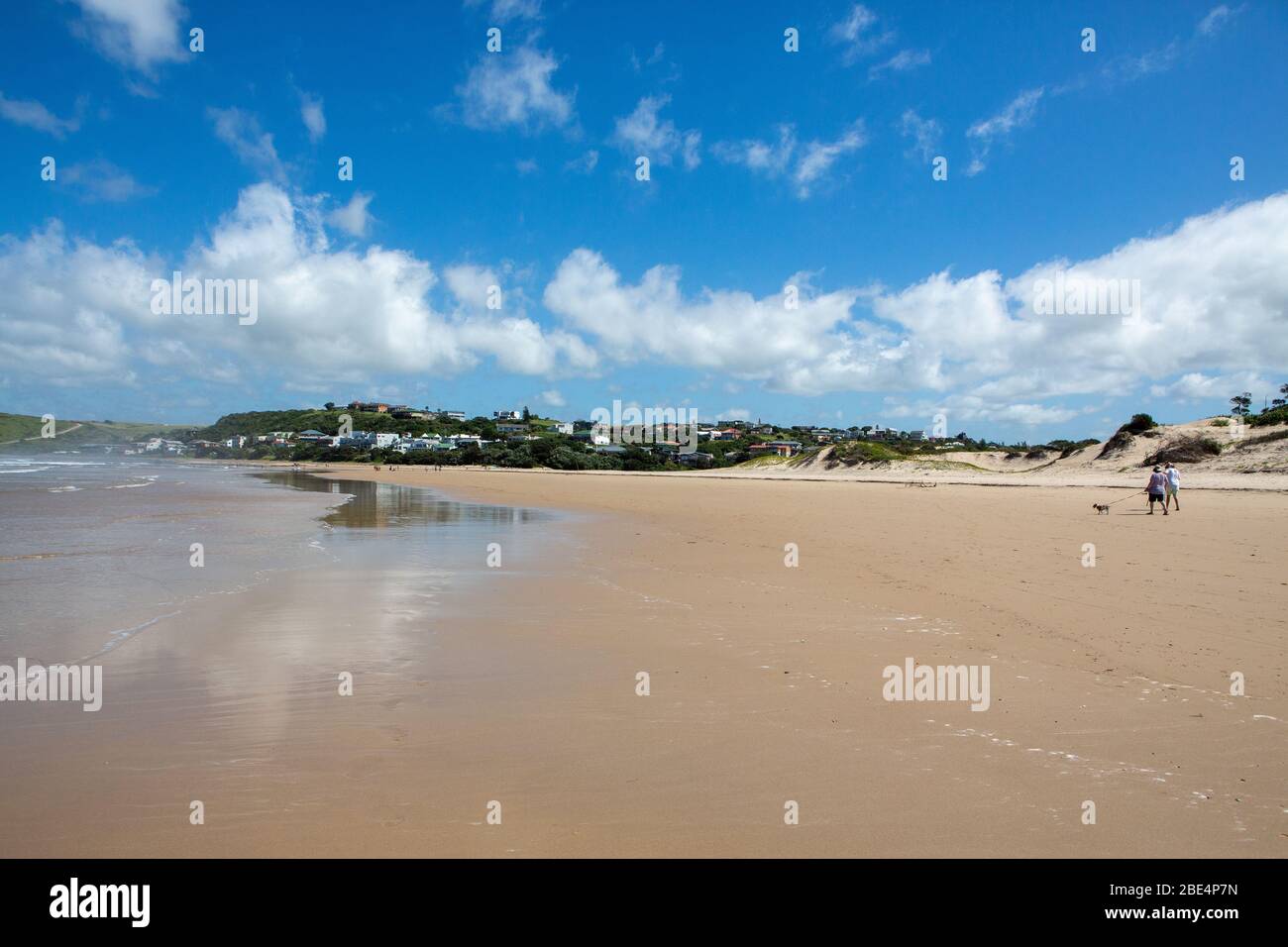 Playa en la costa este de Sudáfrica Foto de stock