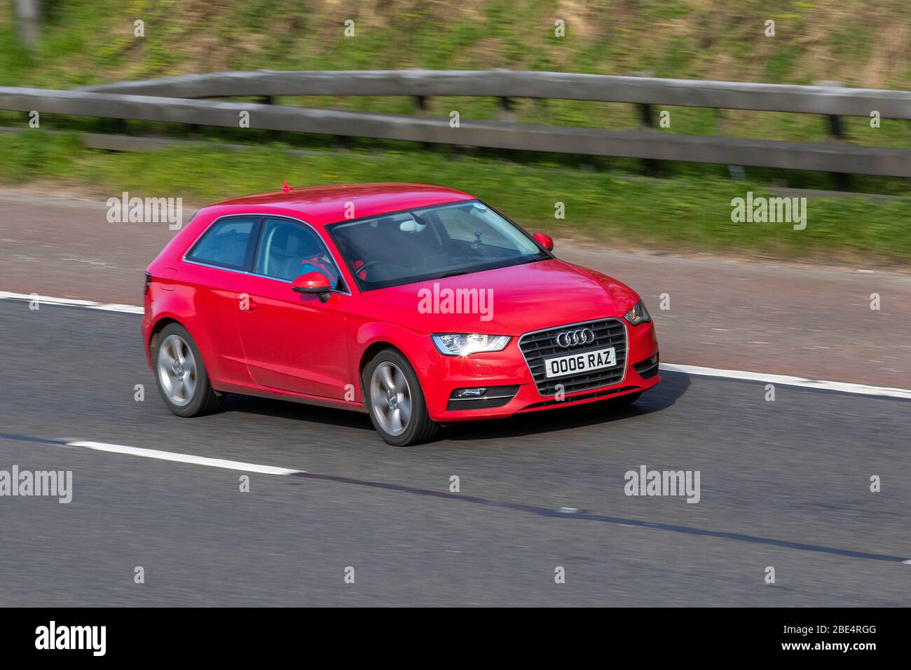 2013 Audi A3 Sport TDI rojo; vehículos de circulación, vehículos de conducción en carreteras del Reino Unido, motores, motorización en la autopista M6 Foto de stock