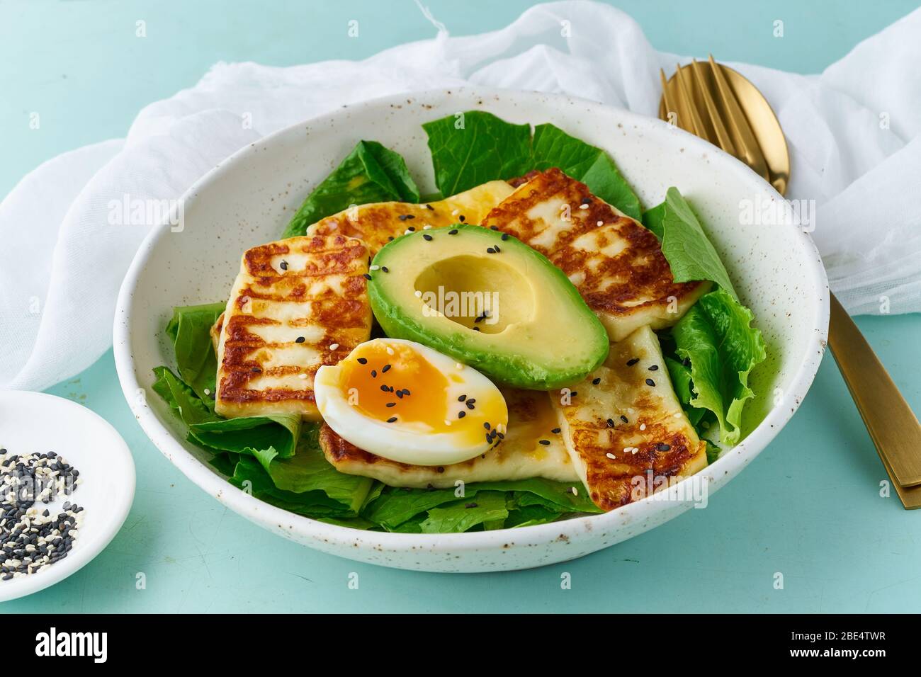 dieta keto ketogénica huevos duros suaves con aguacate y lechuga sobre  fondo pastel primer plano Fotografía de stock - Alamy