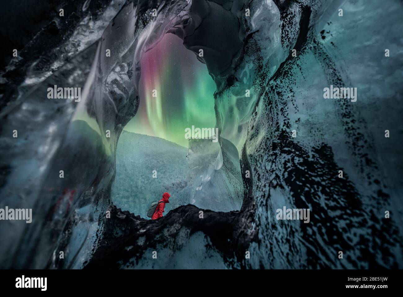 aurora boreal sobre la cueva de hielo glaciar. Foto de stock