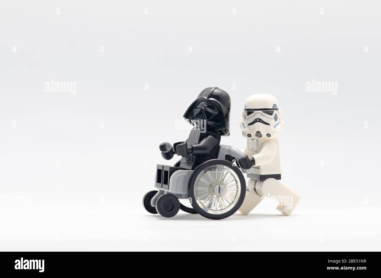 darth vader en silla de ruedas con el soldado de la tormenta empujándolo.  Los minijuegos LEGO son fabricados por el Lego Fotografía de stock - Alamy