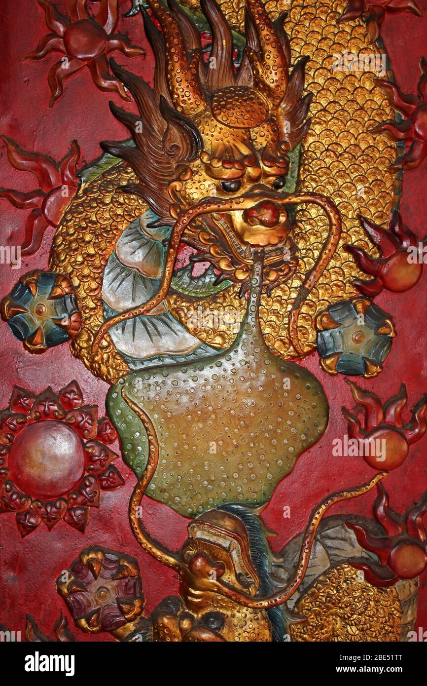 Arte del dragón chino en Wat Phanan Choeng, Ayutthaya, Tailandia Foto de stock