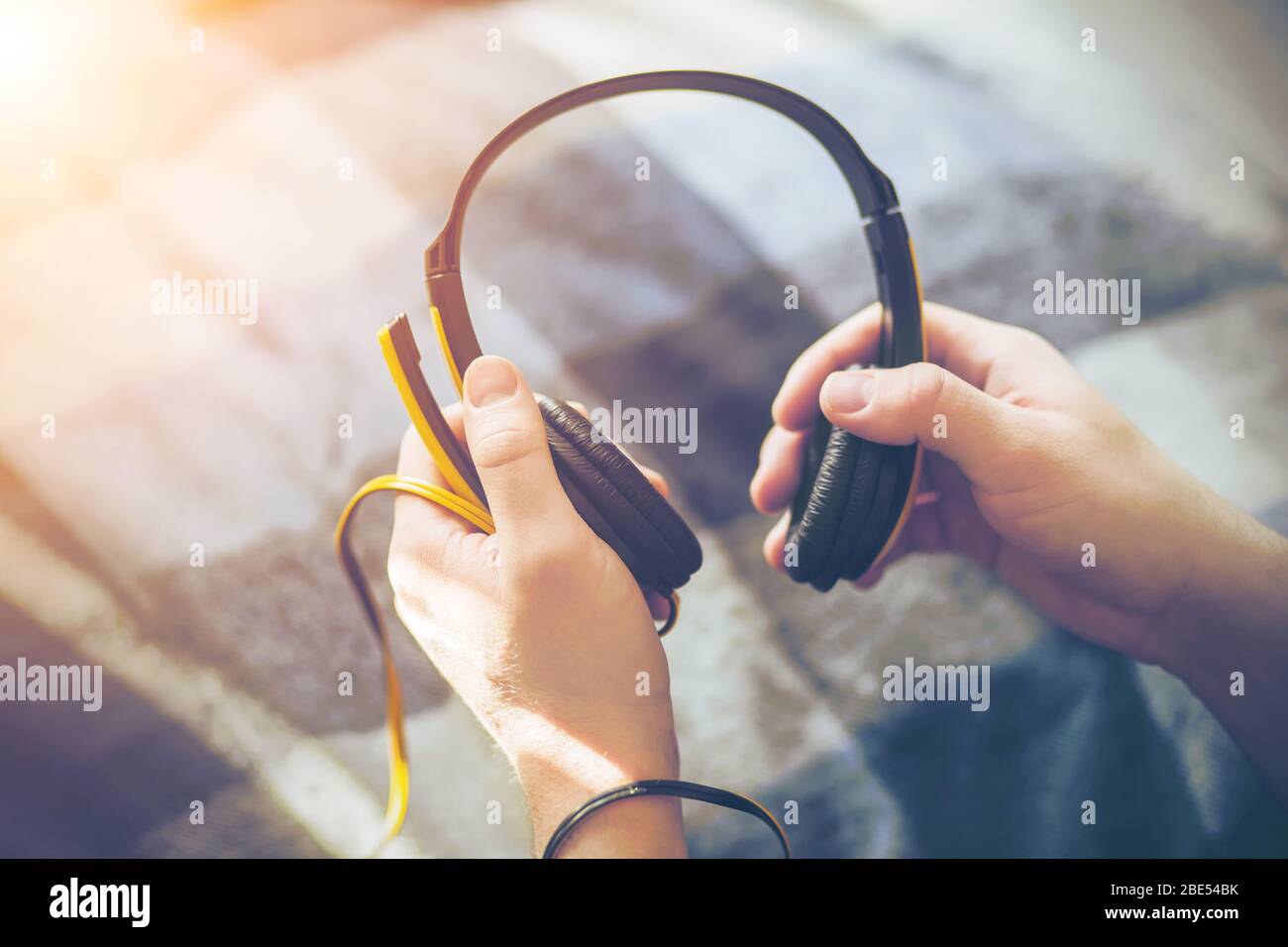 La música negro auriculares con cable largo Fotografía de stock - Alamy