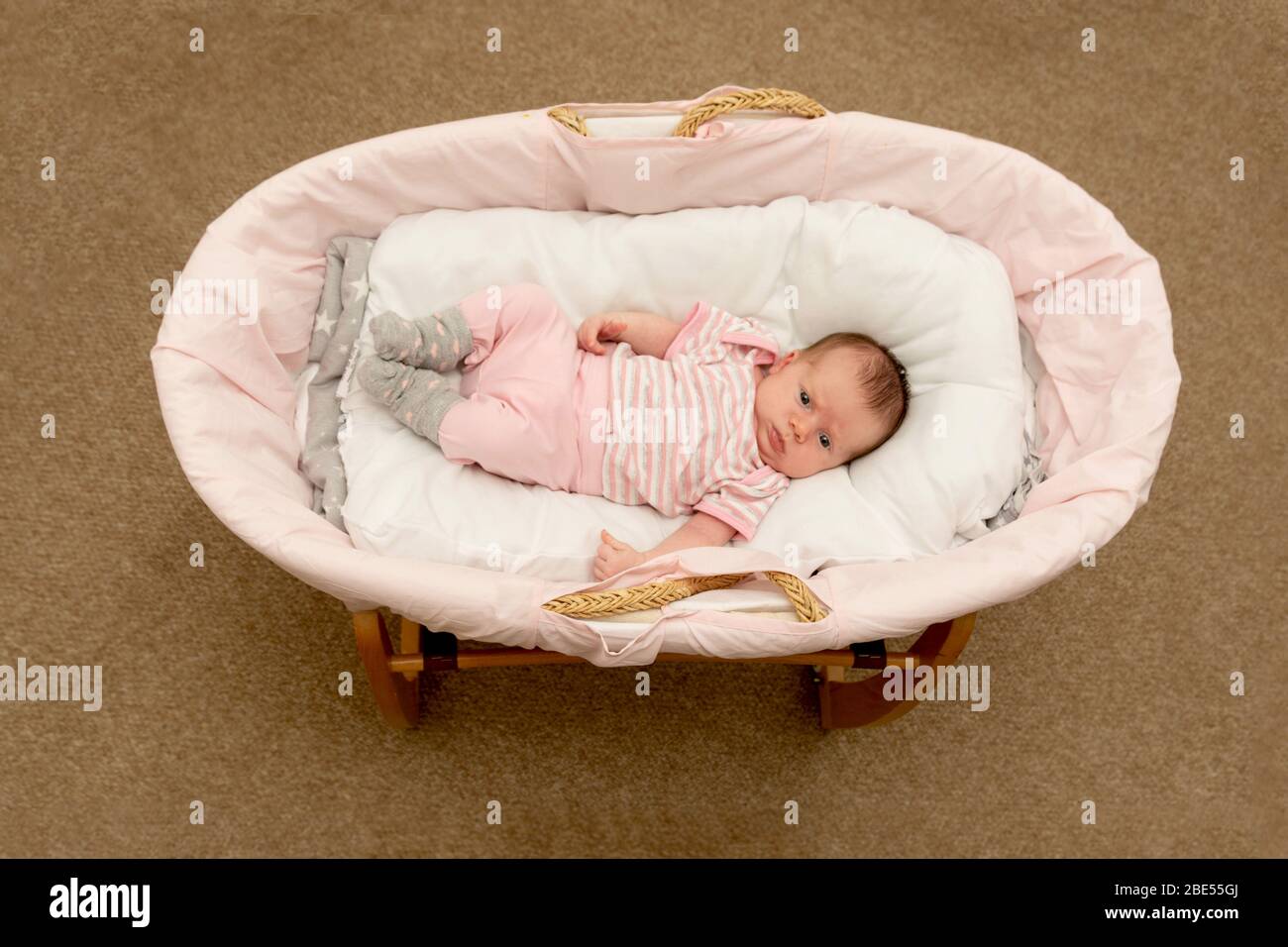 Niña recién nacida en la cesta de moisés. Concepto de crianza, educación y atención salud para recién nacidos Fotografía de stock - Alamy