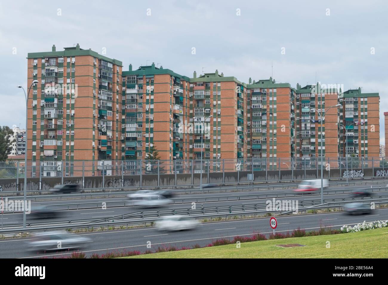 Carretera (Ctra.) Ronda Oeste (MA-20) a baja velocidad de obturación, Málaga, Andalucía, España. Foto de stock