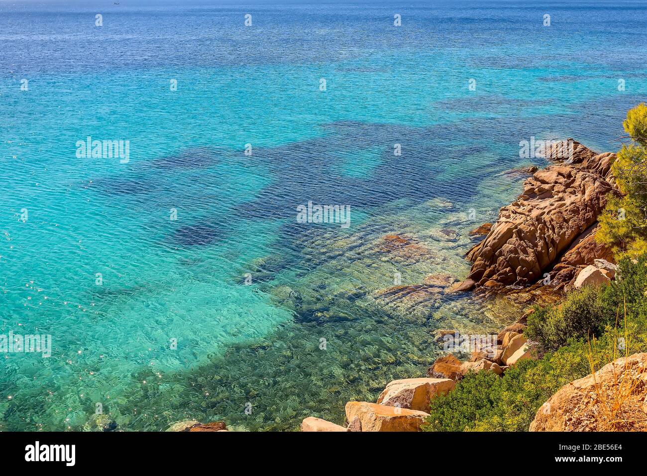 Naturaleza azul turquesa claro mar agua fondo de vacaciones con y piedra playa orilla Foto de stock