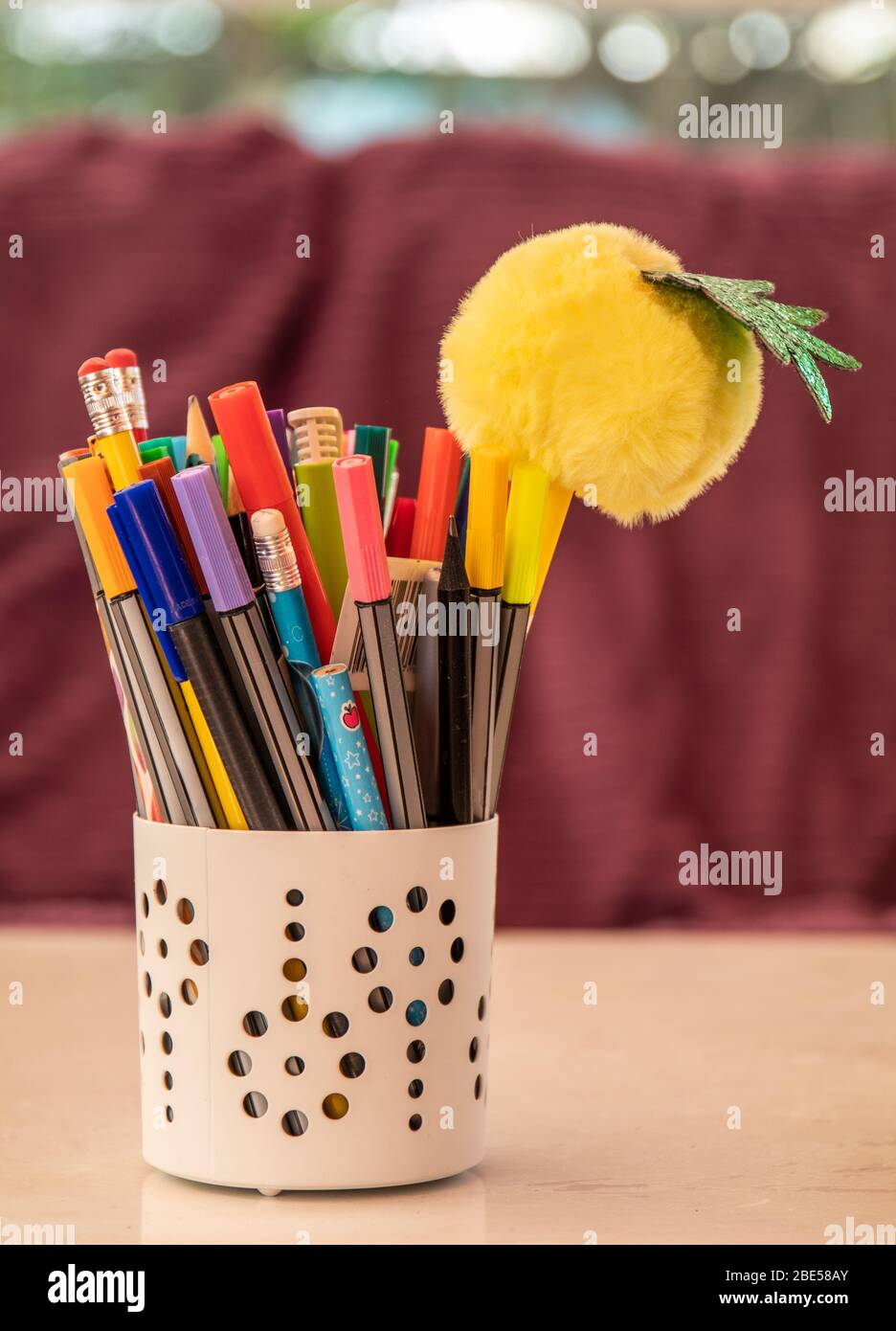 bote de plumas y lápices en una mesa Fotografía de stock - Alamy