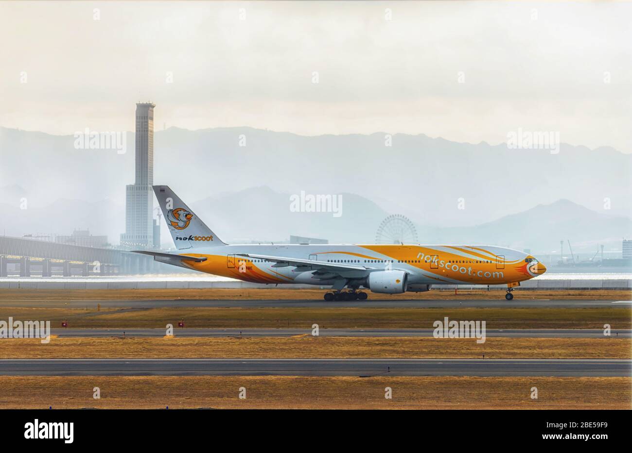 NOK Scoot avión esperando para despegar en el Aeropuerto Internacional de Kansai, Japón Foto de stock