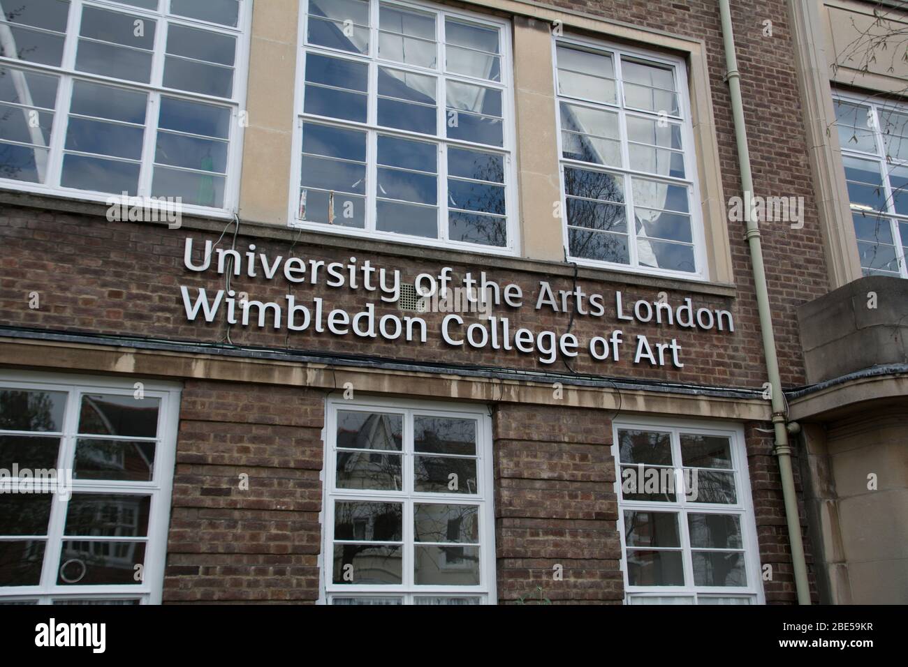 LONDRES- MARZO de 2019: Universidad de Artes Londres en Wimbledon, una Universidad de arte, diseño, moda y artes escénicas con sede en Londres Foto de stock