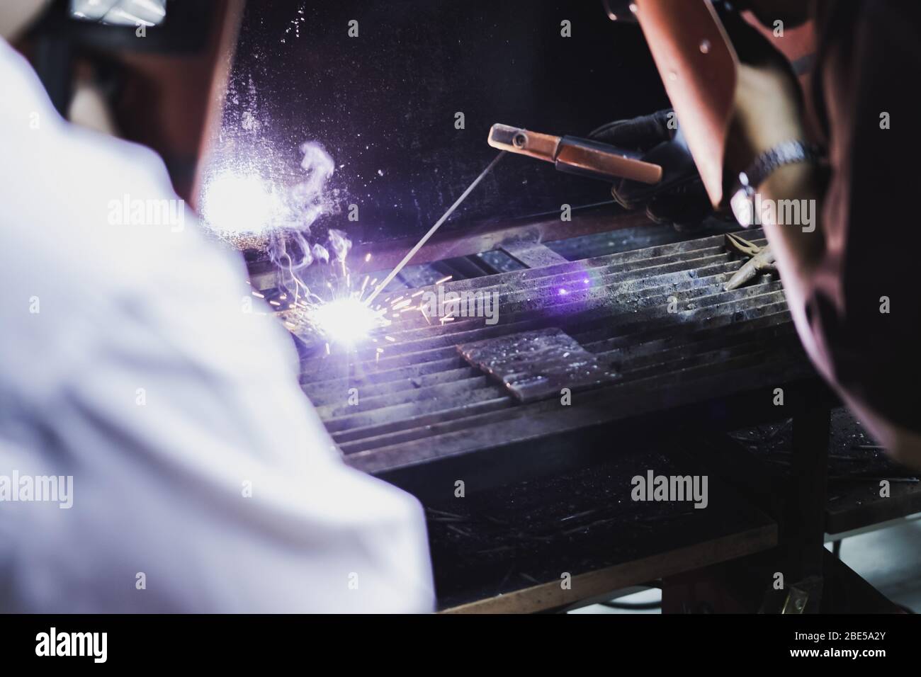 El Trabajador Realiza La Soldadura El Ctrica De Metal En Clase De Taller Con Mucha Chispa