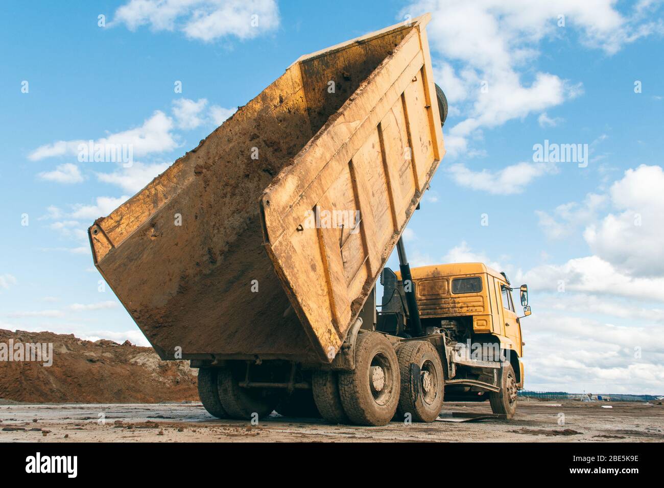 Camión volquete viejo en un sitio de construcción. Equipo para construcción. Foto de stock