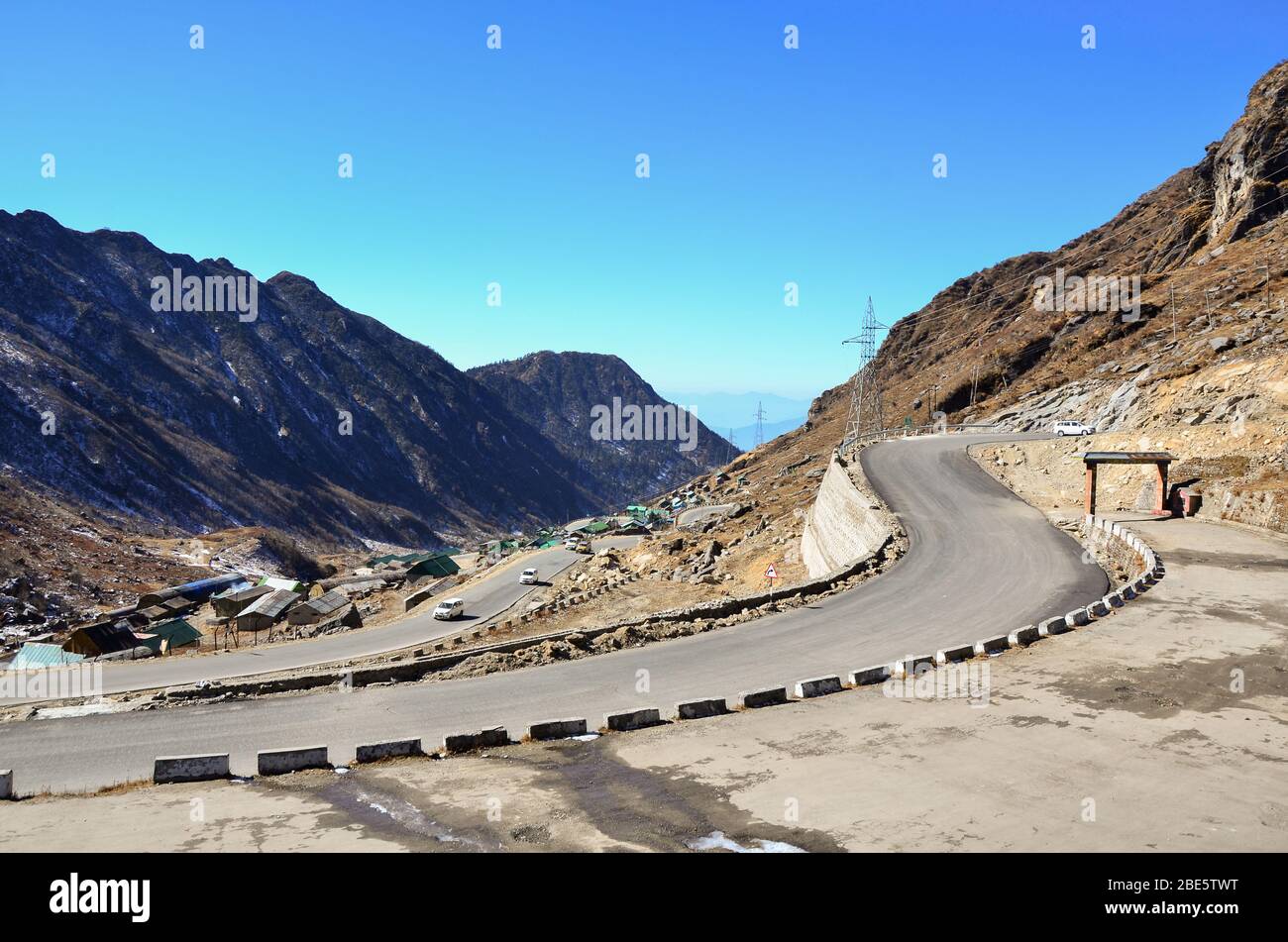 Vista de la carretera Jawaharlal Nehru que conduce a Baba Mandir y más arriba hasta el Paso Nathula, Sikkim, India Foto de stock