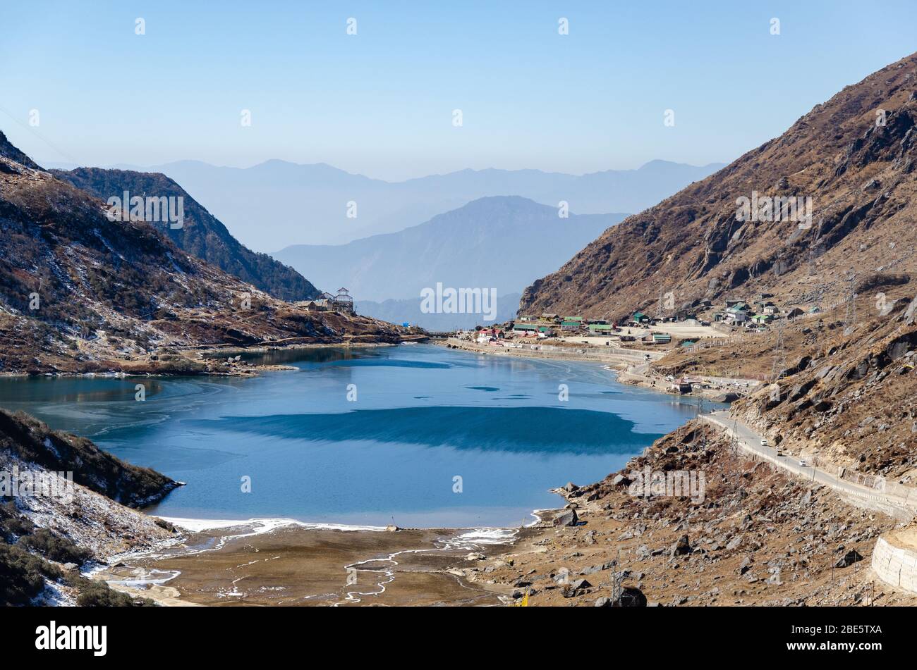 Hermosa vista del lago Tsomgo y el paisaje montañoso árido de los alrededores durante diciembre en Sikkim, India Foto de stock