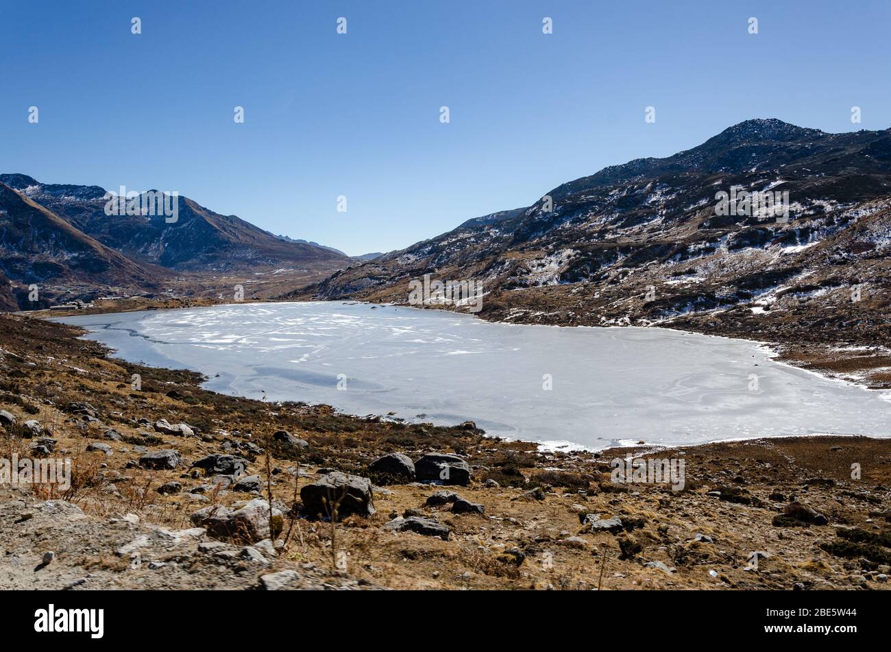 Vista del lago Manju al borde de la carretera en el Paso Nathu la, Sikkim, India Foto de stock