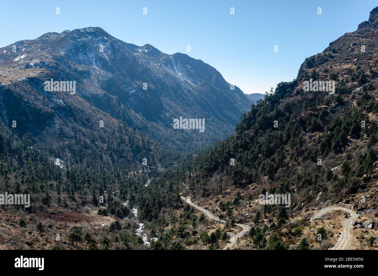 Hermosa vista del paisaje montañoso y el valle bajo mientras viaja por Nathu la Pass, Sikkim, India Foto de stock