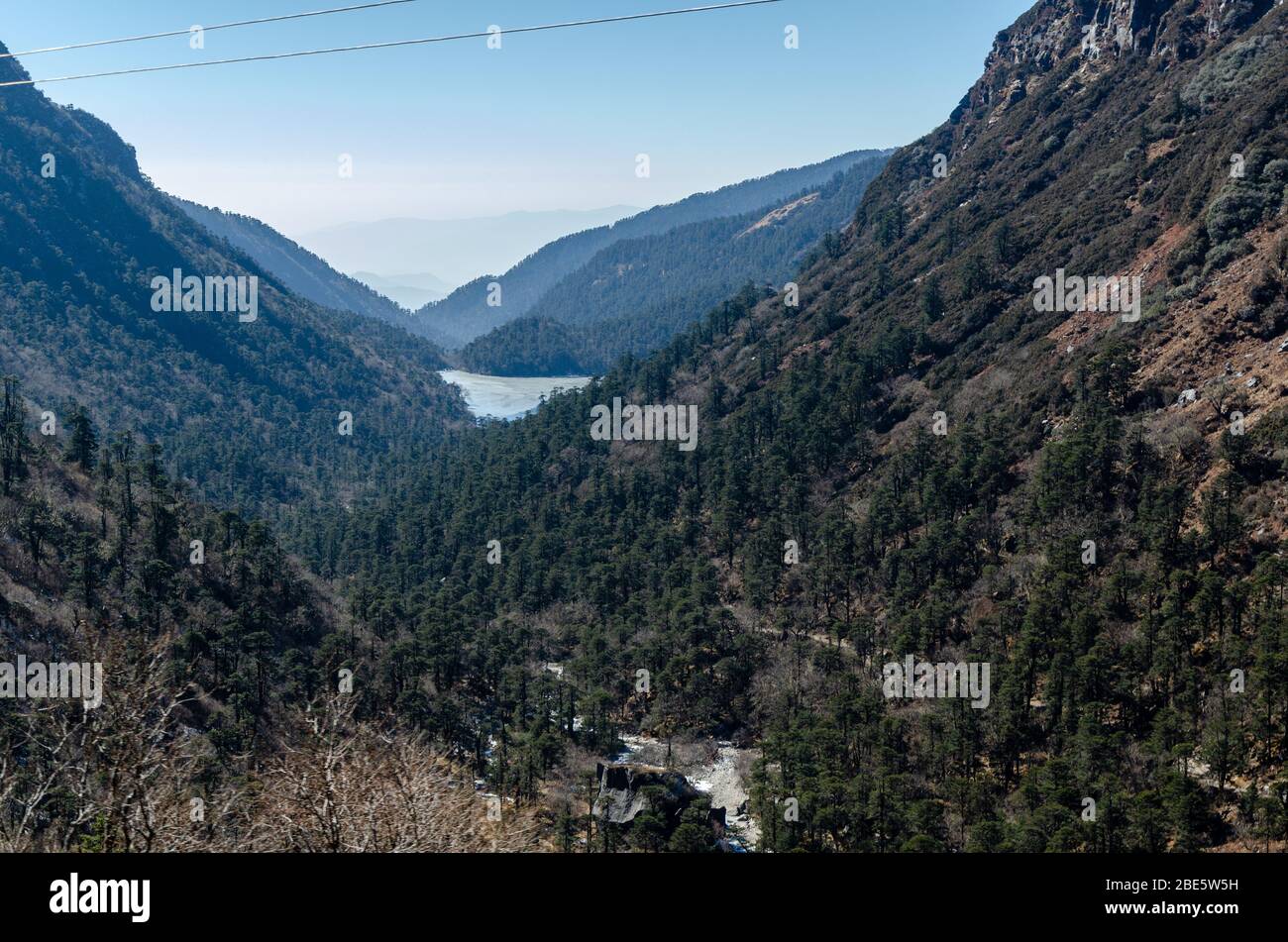 Hermosa vista del paisaje montañoso y el valle bajo mientras viaja por Nathu la Pass, Sikkim, India Foto de stock