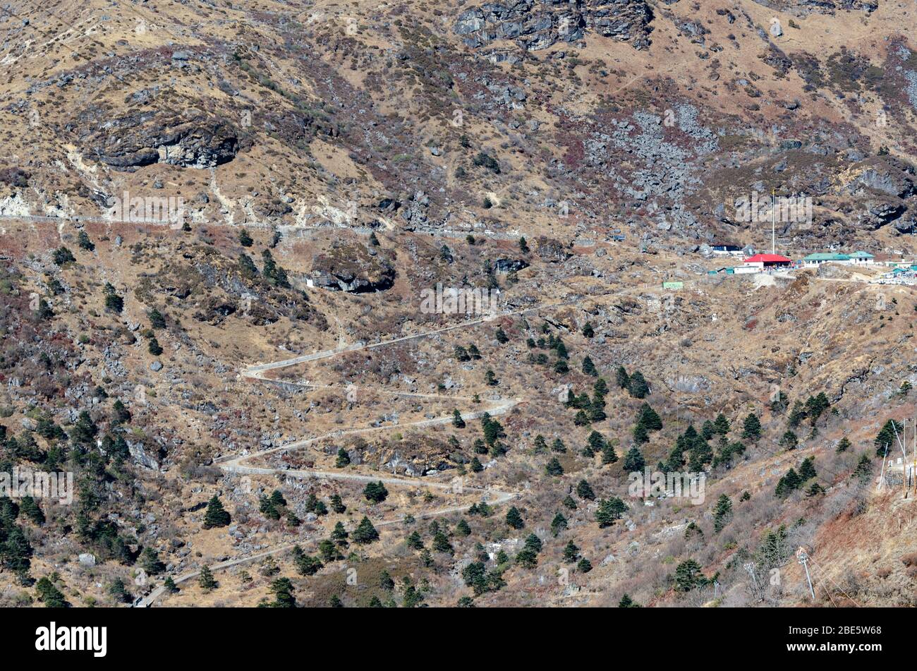 Carretera sinuosa que conduce al templo Baba Harbhajan Singh en el paso de Nathu la, Sikkim, India Foto de stock