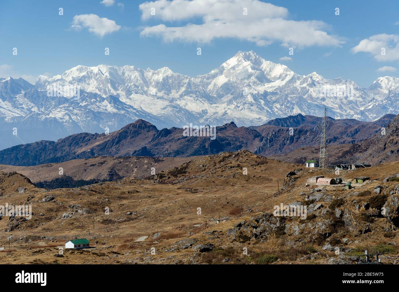 Macizo nevado masivo de Kangchenjunga con vistas al paisaje seco árido durante diciembre, visto desde Nathu la Pass, Sikkim, India Foto de stock