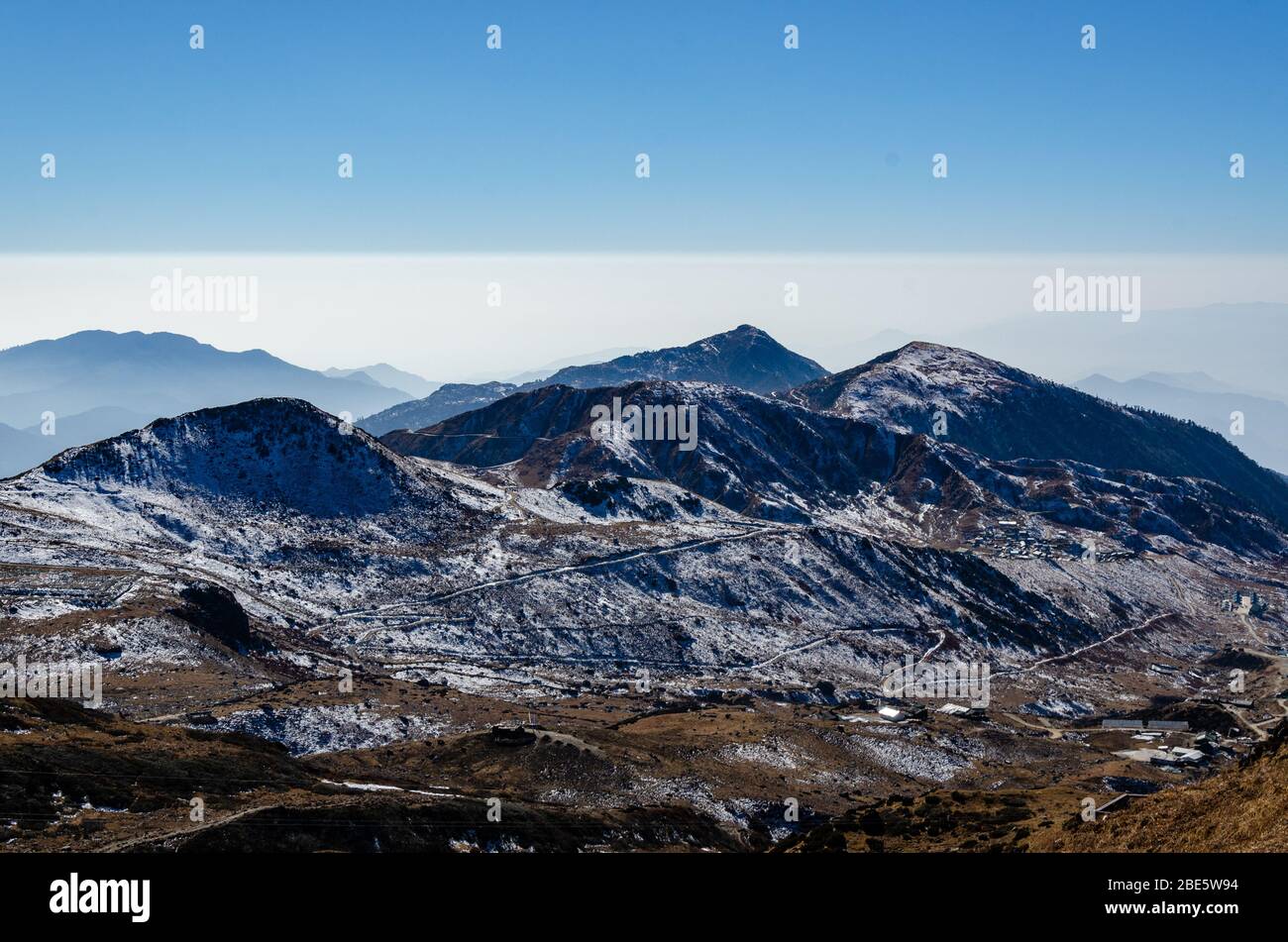 Vista de la nieve salpicada de paisaje de Nathu la Mountain Pass durante diciembre en Sikkim, India Foto de stock