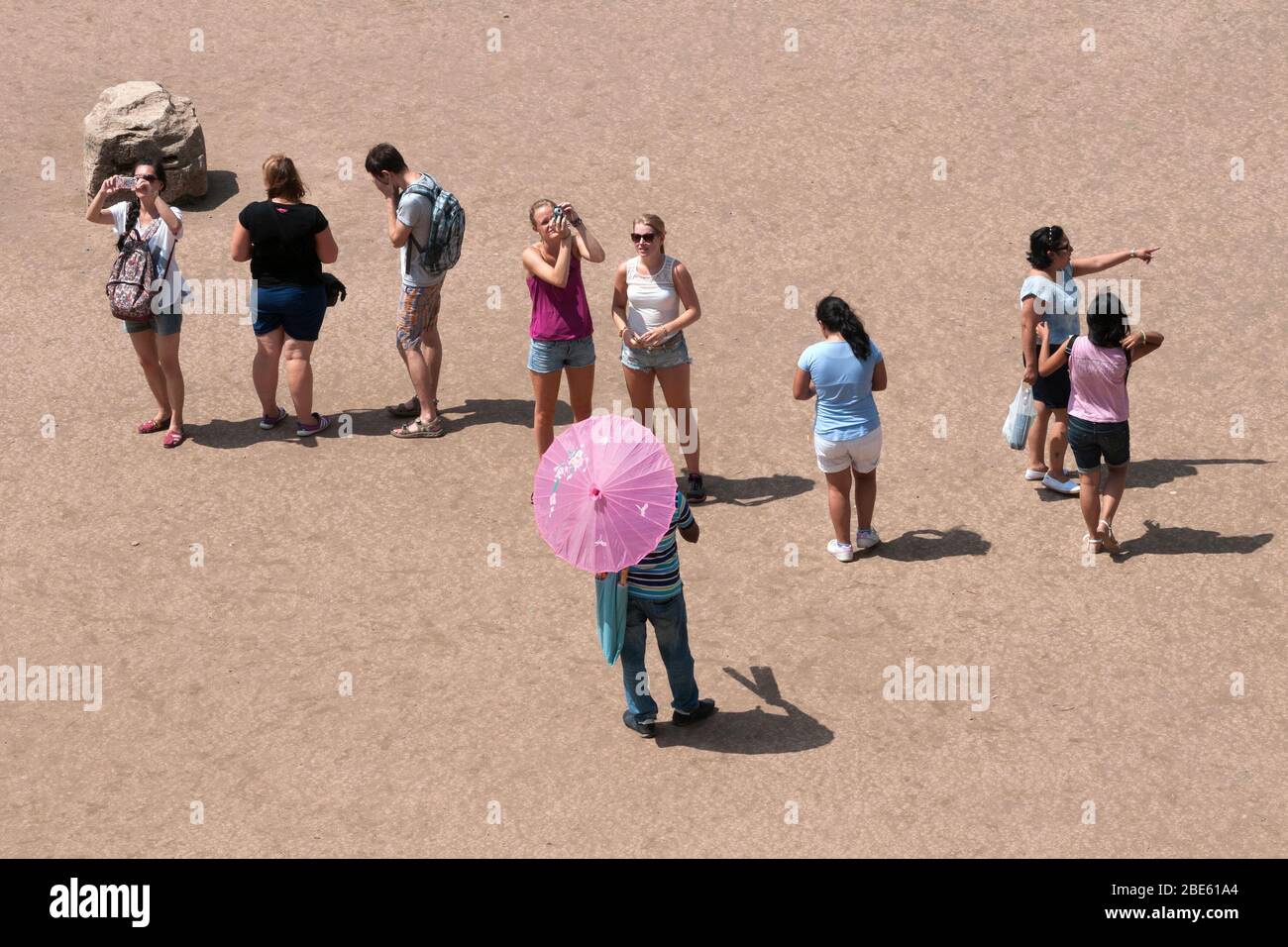 Roma,Italia:turistas en la plaza frente al Coliseo. Foto de stock