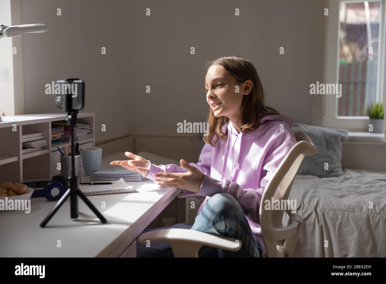 Adolescente blogger niña grabación de vídeo blog en el smartphone en casa Foto de stock