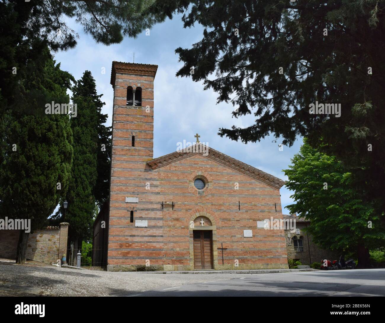 Pieve (Iglesia parroquial rural) de San Donato en Polenta. Bertinoro, Italia. Fachada románica. Foto de stock