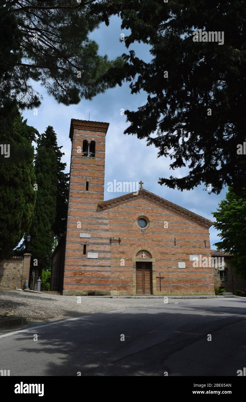 Pieve (Iglesia parroquial rural) de San Donato en Polenta. Bertinoro, Italia. Fachada románica. Foto de stock