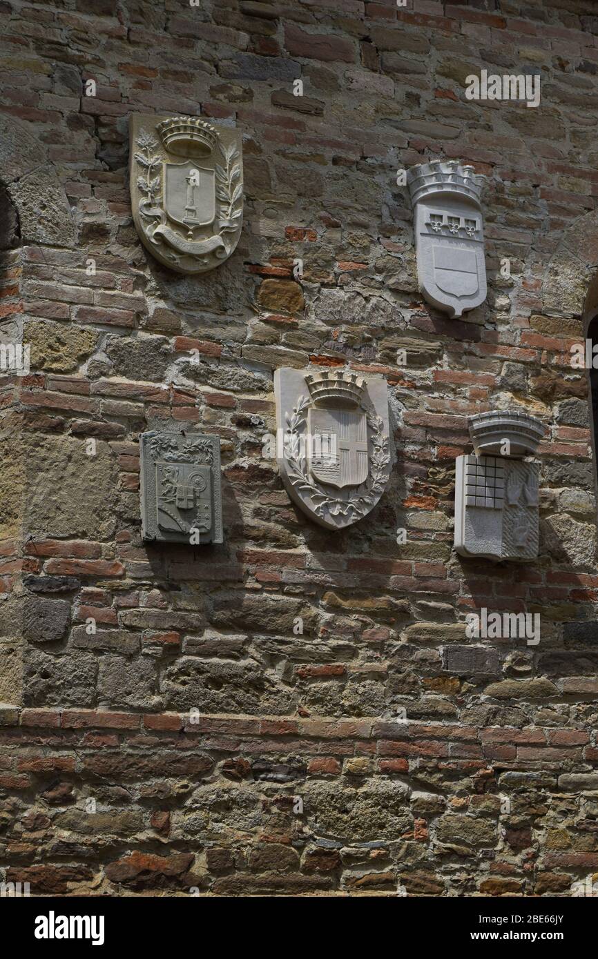 Pieve (Iglesia parroquial rural) de San Donato en Polenta. Bertinoro, Italia. Cementerio con memoriales en honor del poeta Giosuè Carducci Foto de stock