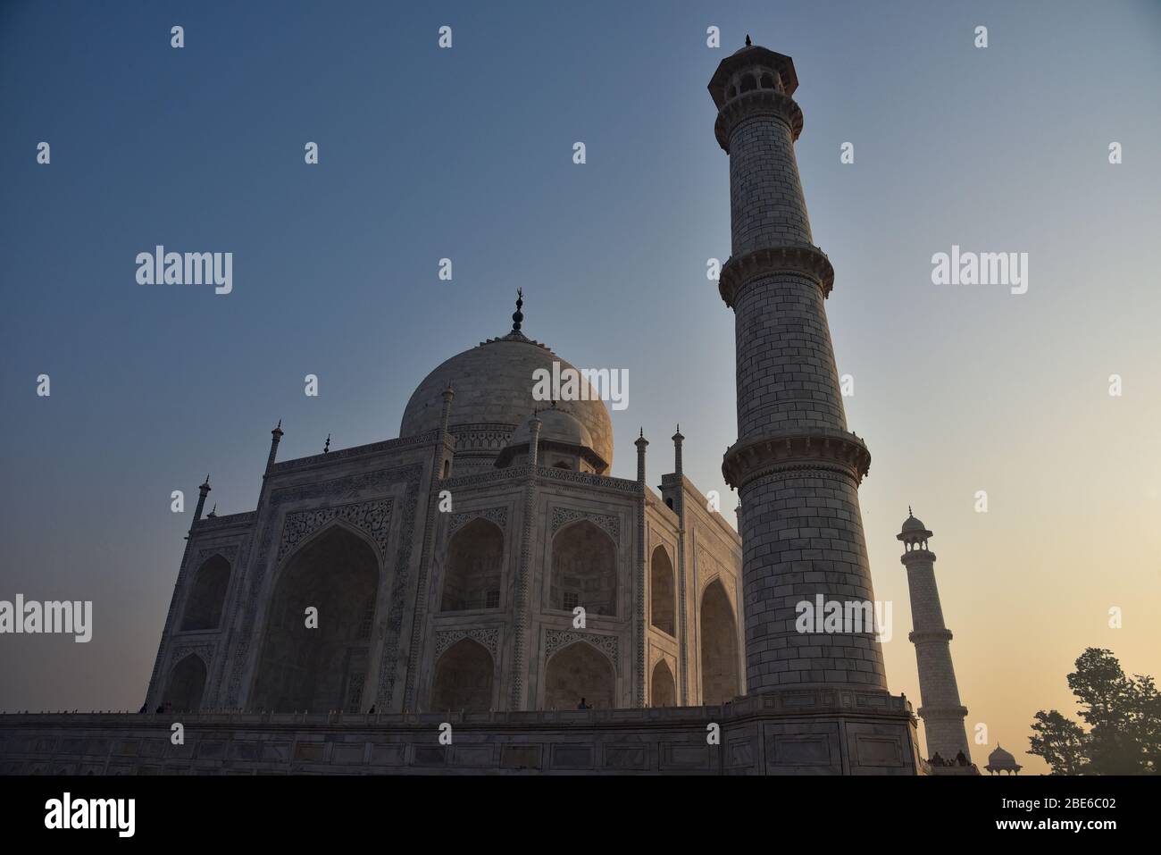 Amanecer en el Taj Mahal. El mausoleo de mármol blanco marfil tardó 12 años en construirse y fue terminado en 1643, Agra, India Central, Asia. Foto de stock